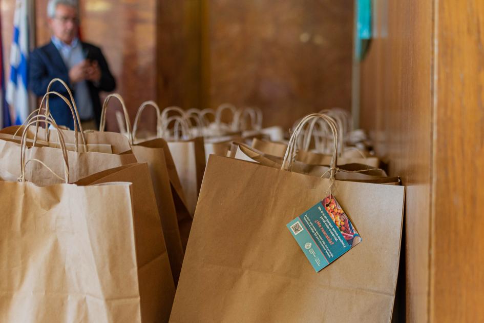 Bolsas con frutas y verduras para los asistentes 