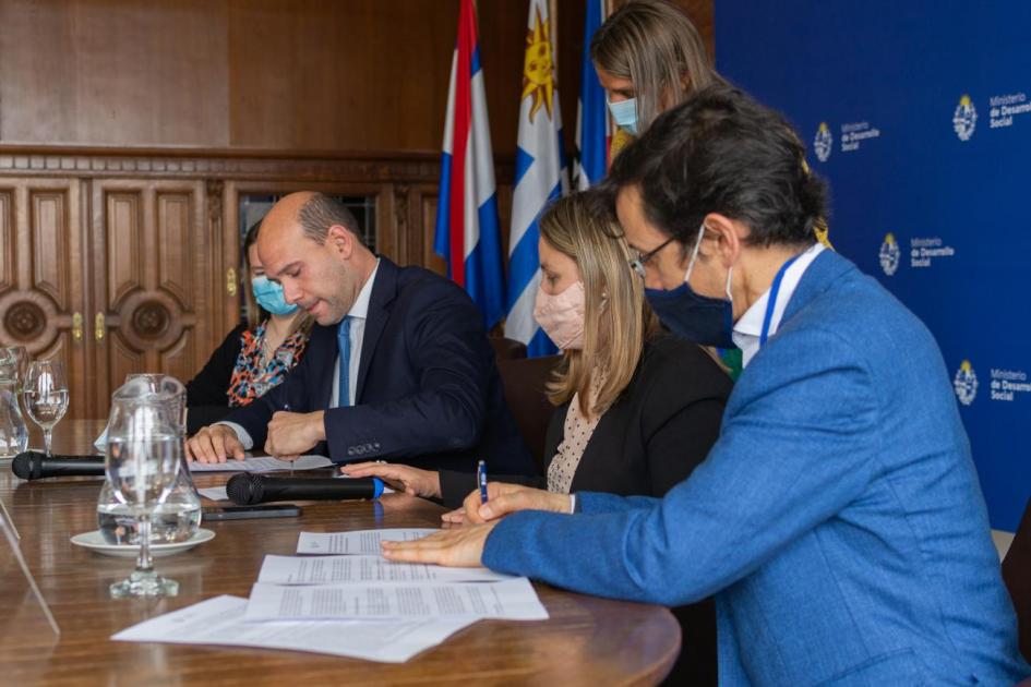 Firma de convenio MIDES UM