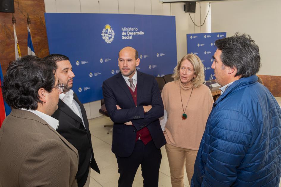 Autoridades de la empresa y el ministerio Autoridades de la empresa y el ministerio