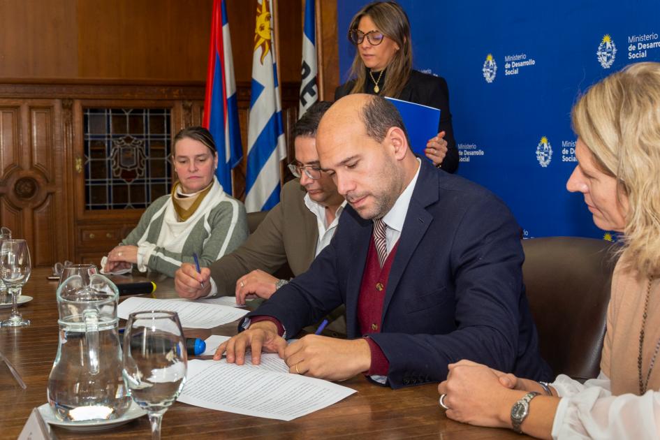 Autoridades firmando el convenio 