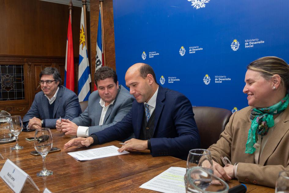 Autoridades de Mides e Inacoop firmando el convenio