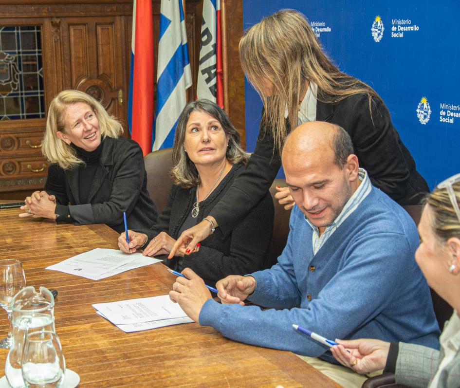 Mesa de autoridades: Lema, Brugman, Auersperg y Teresa Cometto firman convenio por donación Abogada de Mides entrega documento con convenio para firma de Lema y Cometto de Unilever