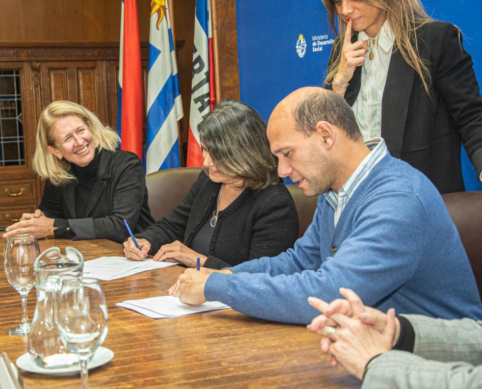 Mesa de autoridades: Martín Lema, Brugman, Auersperg y Cometto firman convenio por donación
