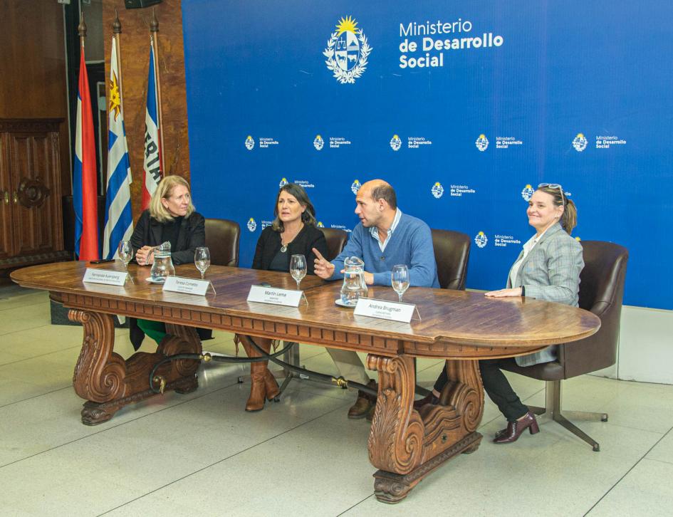 Mesa de autoridades en firma de convenio por donación de artículos destinados a refugios Mesa de autoridades: Martín Lema, Brugman, Auersperg y Cometto firman convenio por donación