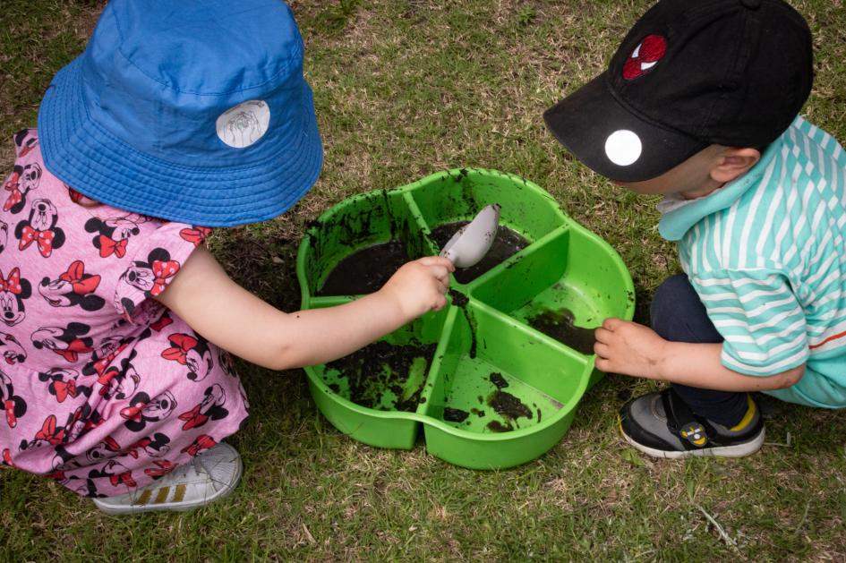 Niños jugando con la tierra Niños jugando con la tierra