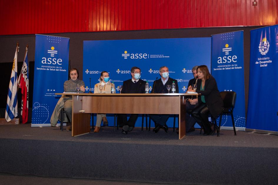 Mesa de autoridades presentes en el evento Mesa de autoridades presentes en el evento