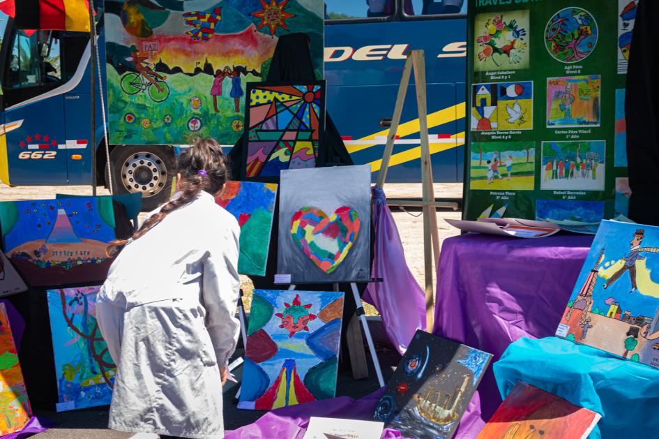 Escolar en un stand de taller de pintura Escolar en un stand de taller de pintura