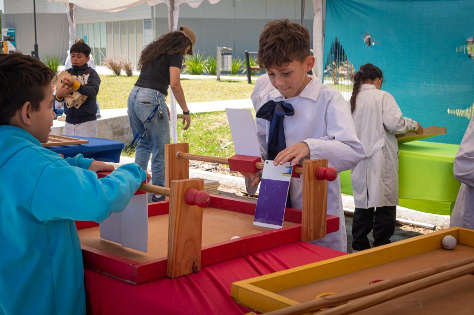 Escolares jugando en uno de los stands Escolares jugando en uno de los stands