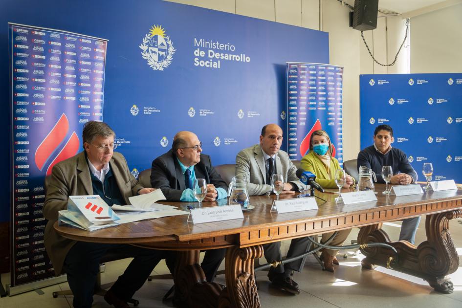 Mesa de autoridades en la firma del convenio Mesa de autoridades en la firma del convenio