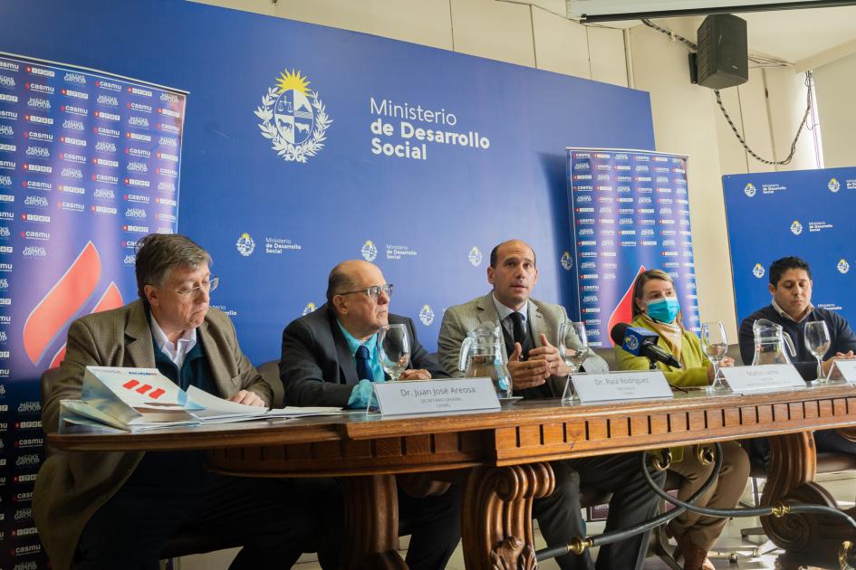 Mesa de autoridades en la firma del convenio Mesa de autoridades en la firma del convenio