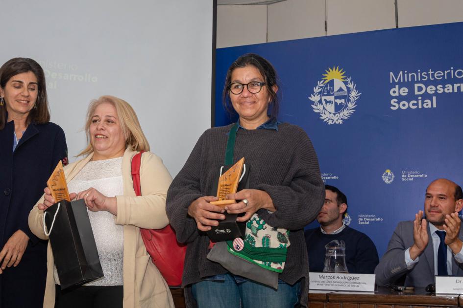 Reconocimiento a emprendedores en los 10 años del Monotributo Social Mides Jefa de oficina Florida entrega artesanía a monotributistas. Atrás Lema y Rodríguez aplauden.