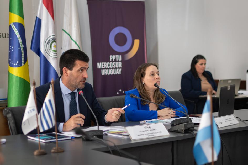 Ministro y directora de Asuntos Internacionales del MIDES Ministro y directora de Asuntos Internacionales del MIDES
