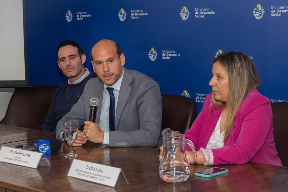 Ministro Lema, Cecilia Sena y Marcos Rodríguez en rendición de cuentas Monotributo Social Mides. Ministro Lema, Cecilia Sena y Marcos Rodríguez, en mesa de oratoria por rendición de cuentas.