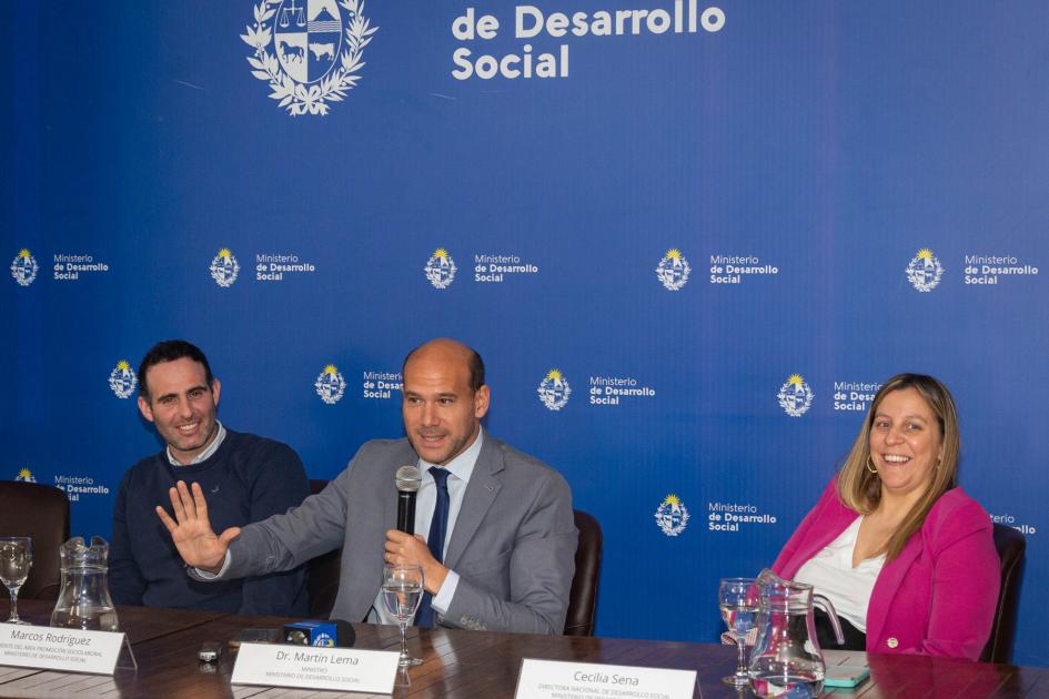 Ministro Lema durante su alocución. Mesa de oratoria. Habla Lema. Acompañan Cecilia Sena y Marcos Rodríguez.