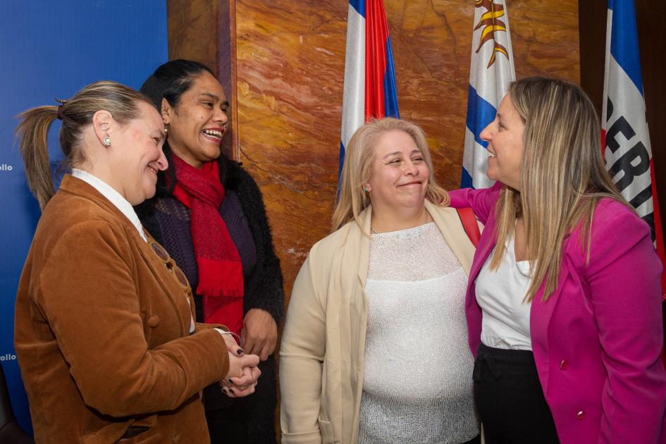 Brugman y Sena junto a emprendedoras de Rivera y Florida. De pie junto a pabellones nacionales.