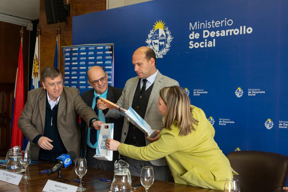 Entrega de presente por parte del CASMU 