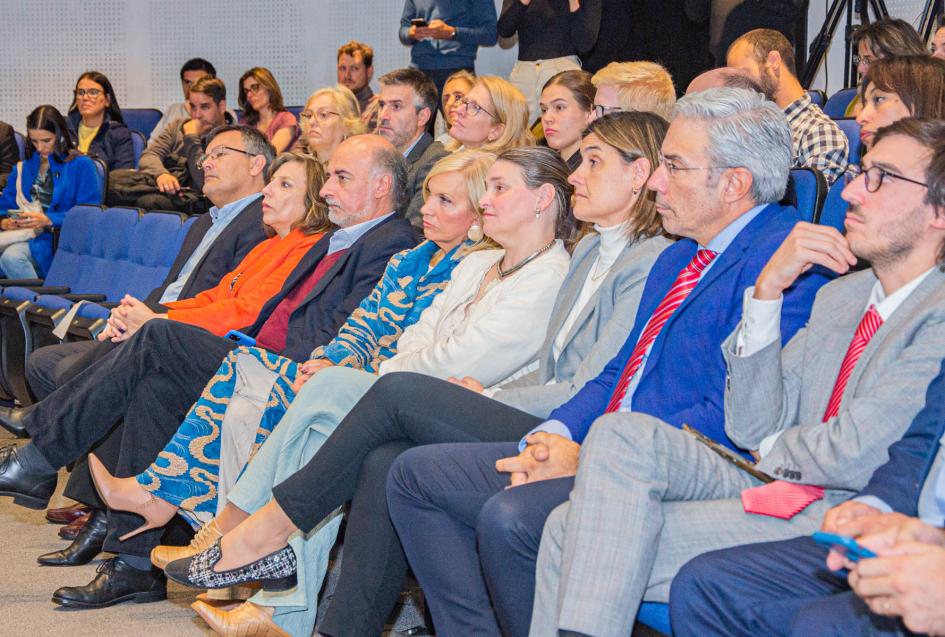 Autoridades presentes en el lanzamiento 