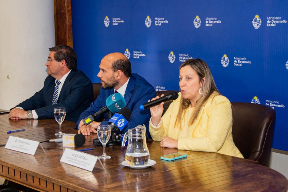 Cecilia Sena durante su alocución Mesa de autoridades: Cipriani, Lema y Sena durante su alocuión