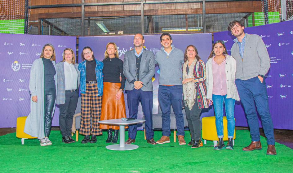 Panel de presentación, jurado y autoridades presentes