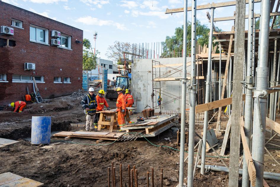 Construcción de oficina territorial del Mides junto al Hospital del Cerro en Montevideo Trabajadores en obra en construcción de oficina del Mides junto al Hospital del Cerro