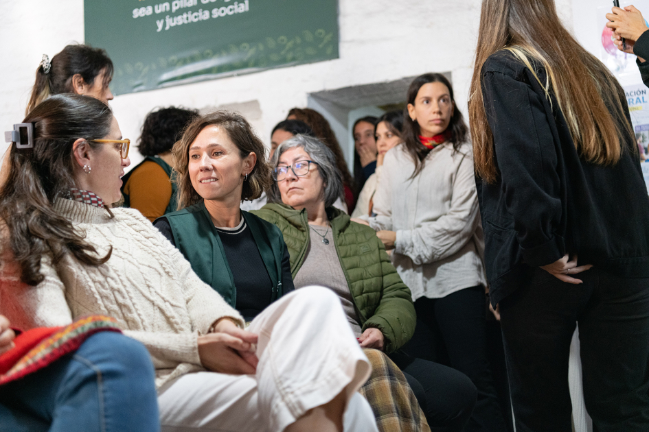 Asistentes a la inauguración del comedor