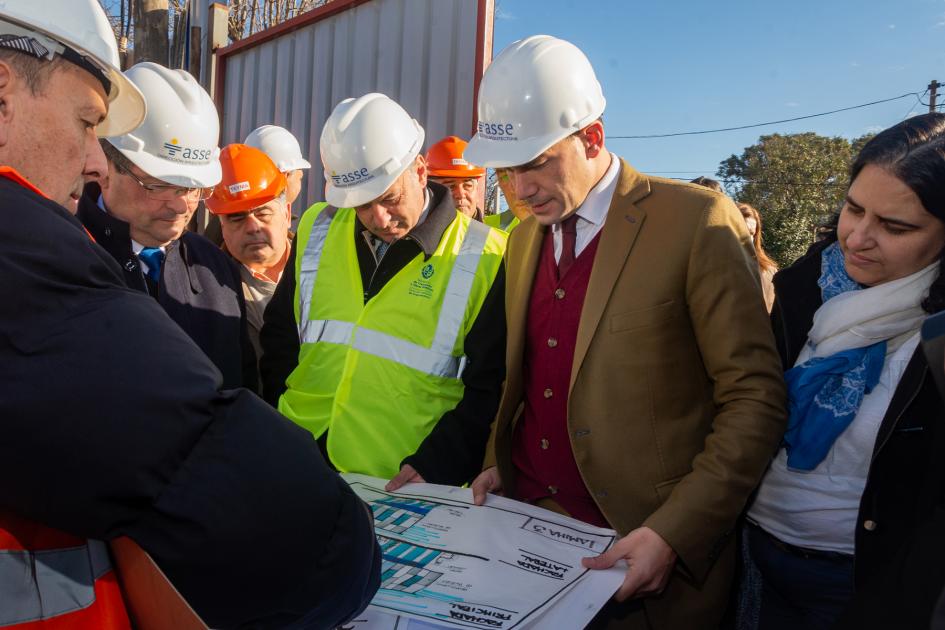 Autoridades de Presidencia, Mides, MTOP y ASSE en obra de Hospital del Cerro Autoridades de gobierno con cascos y chalecos en obra en construcción del hospital del Cerro