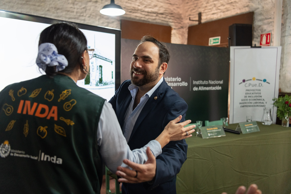 Directora del INDA, Micaela Melgar, junto al ministro de Desarrollo Social, Gonzalo Civila