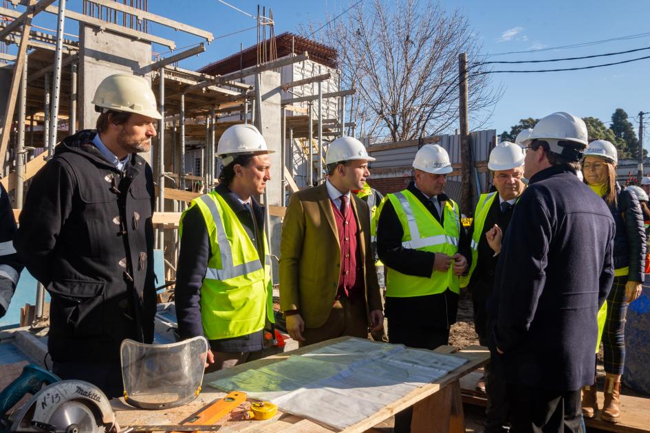 Jerarcas del gobierno visitan obra en construcción donde funcionará OT Mides y Hospital del Cerro Lema, Murphy, Álvaro Delgado, Cipriani y Falero analizan los planos de construcción