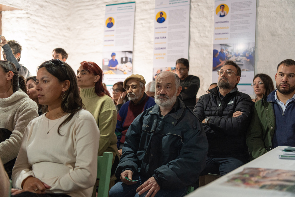 Asistentes a la inauguración del comedor