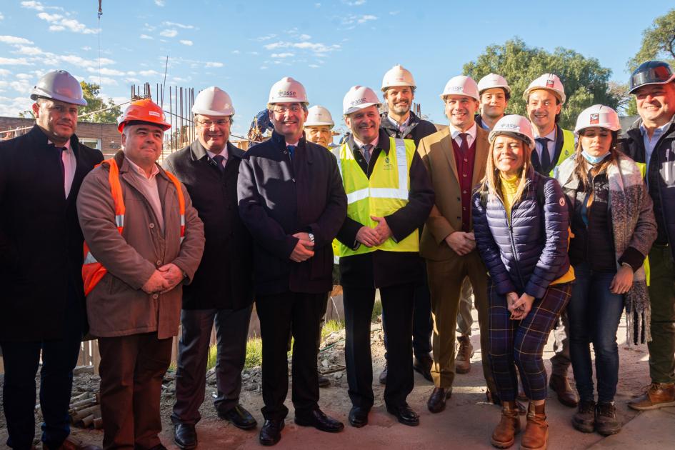 Foto grupal de autoridades, técnicos y trabajadores en obra de Hospital del Cerro