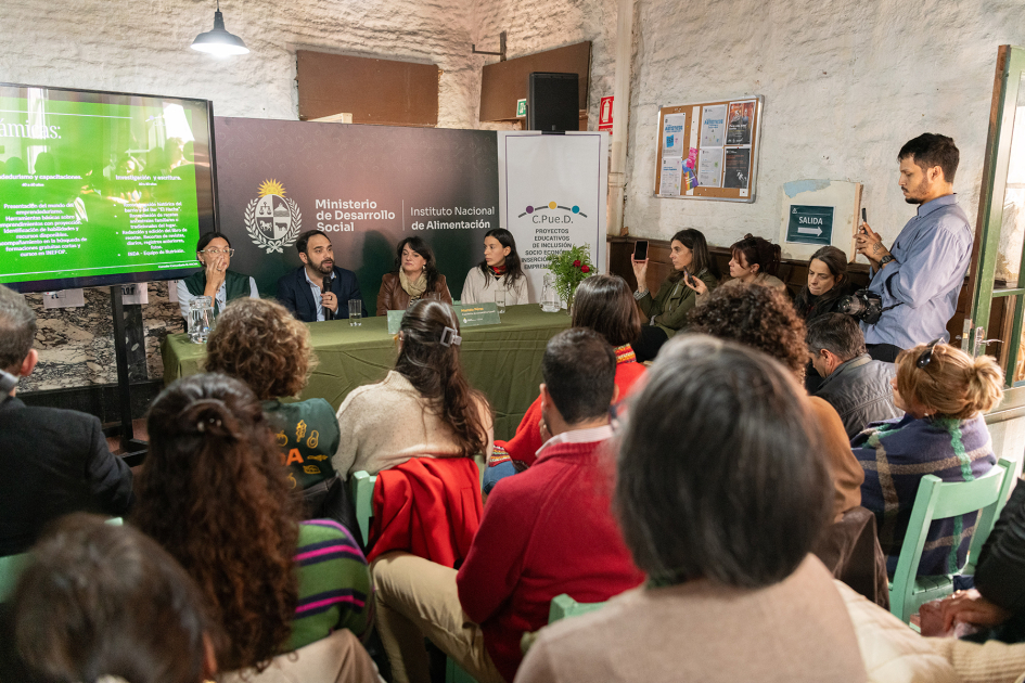 Asistentes a la inauguración del comedor