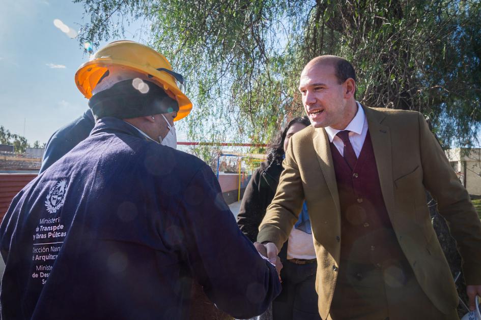 Autoridades de Mides saludan a participantes del Programa Accesos junto a obra de Hospital del Cerro