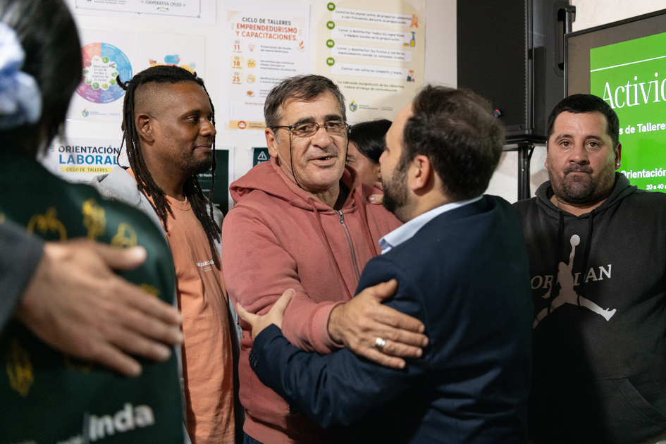 Ministro Civila junto a participantes del proyecto 