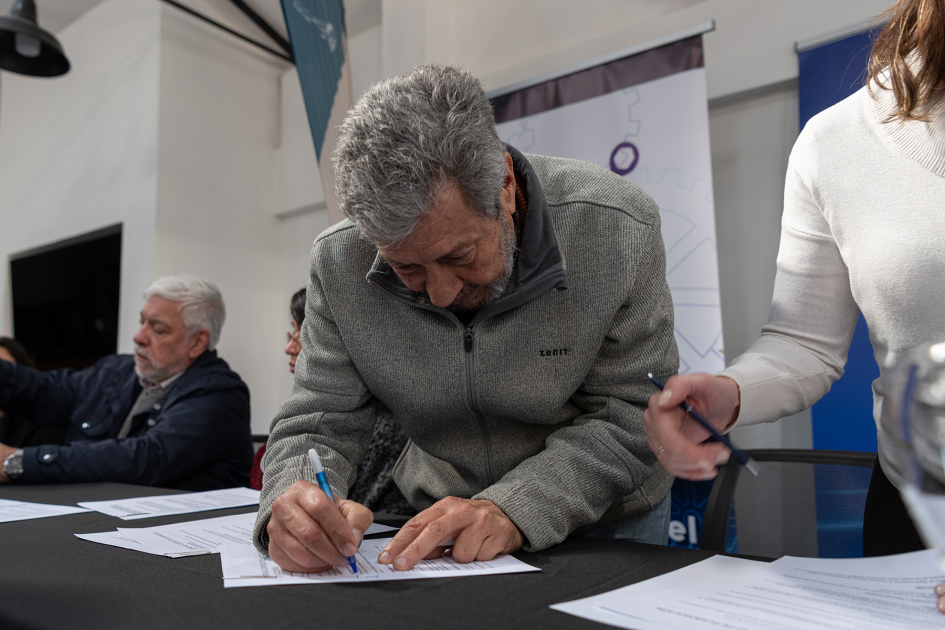 Luis Parodi firma el convenio Luis Parodi firma el convenio