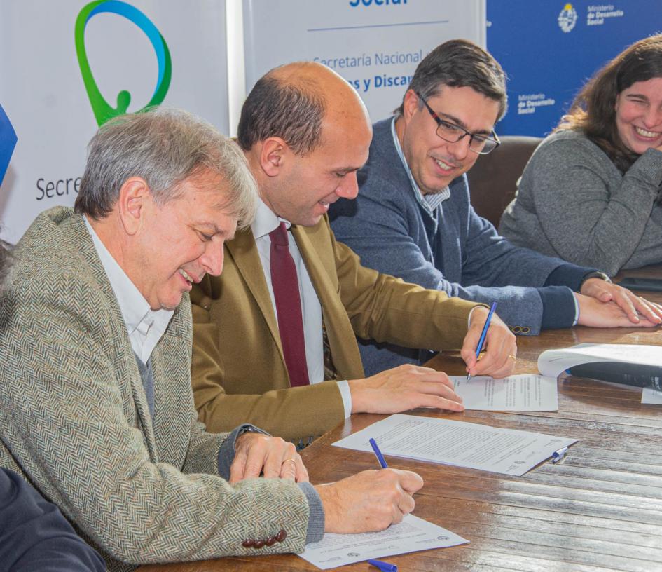 Autoridades firmando el convenio