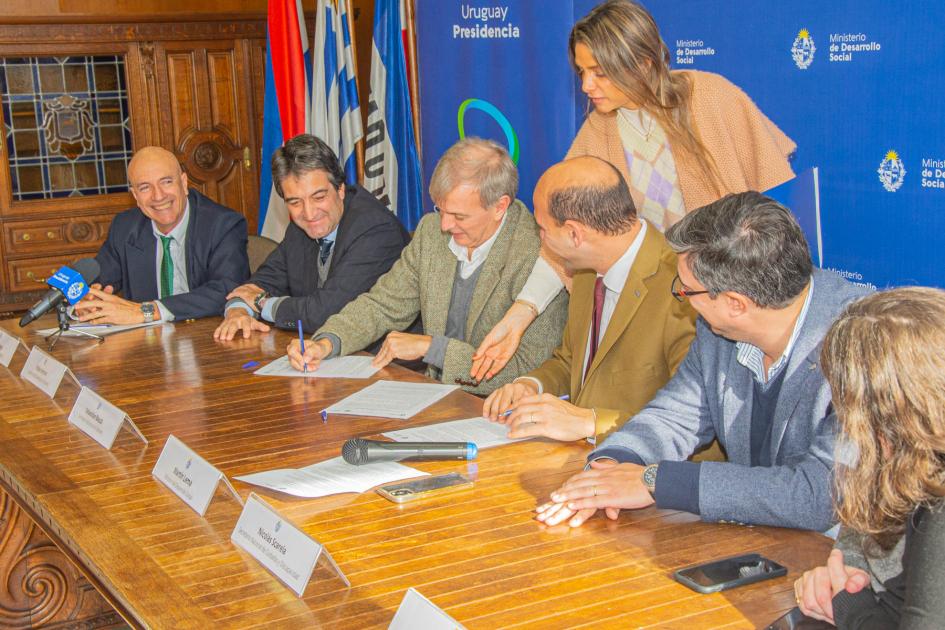 Autoridades firmando el convenio Autoridades firmando el convenio
