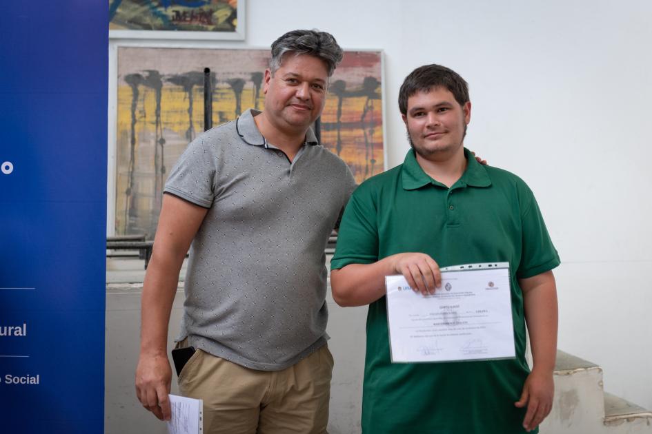 Egresado recibiendo el diploma Egresado recibiendo el diploma