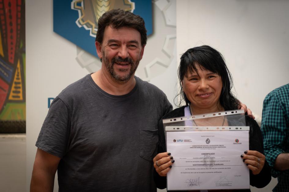 Egresada recibiendo el diploma Egresada recibiendo el diploma
