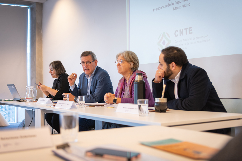 Autoridades en la primera sesión del consejo 