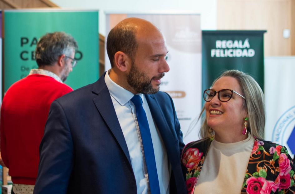 Ministro y representante de Starbucks Ministro y representante de Starbucks