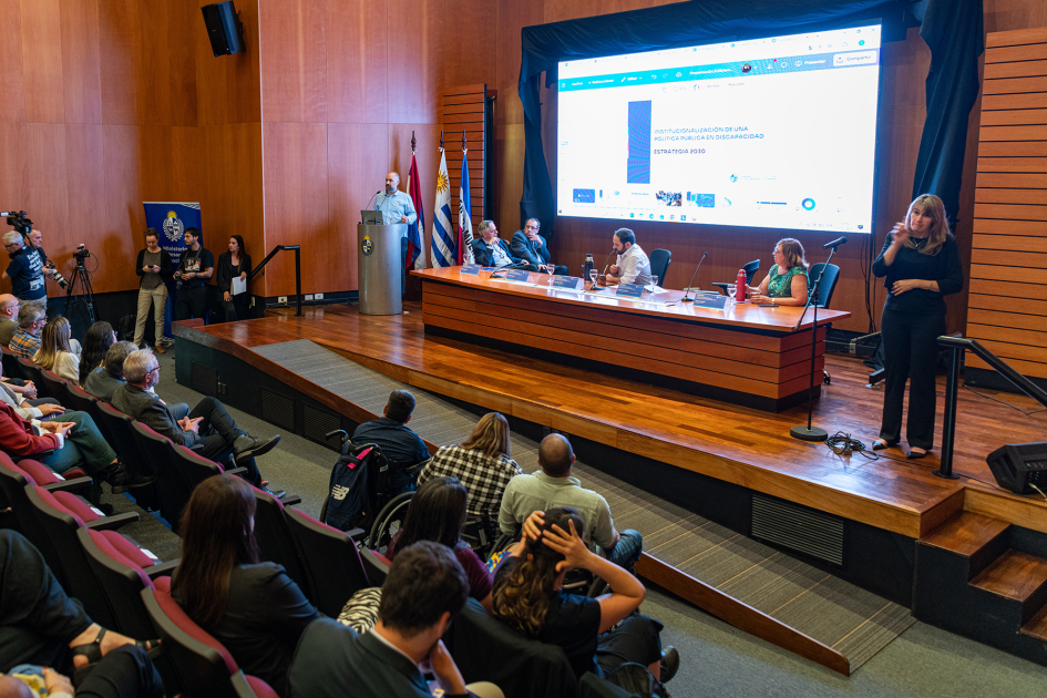 Federico Lezama, director de discapacidad, presenta bases del plan.