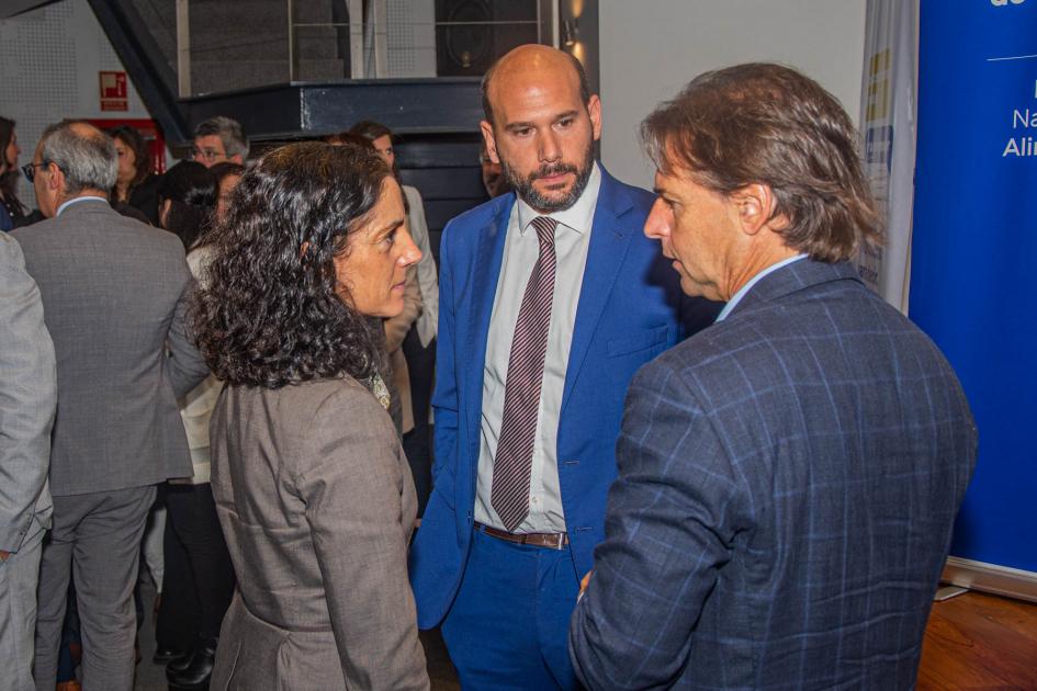 Presidente junto al ministro de Desarrollo Social y ministra de Economía Presidente junto al ministro de Desarrollo Social y ministra de Economía