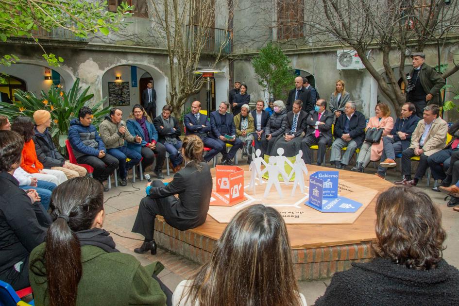 Ronda de personas, en patio interior, sentados entorno a una fuente en patio de Instituto Ánima