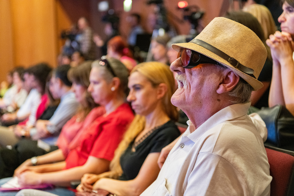 Toma de público asistente, desde un costado