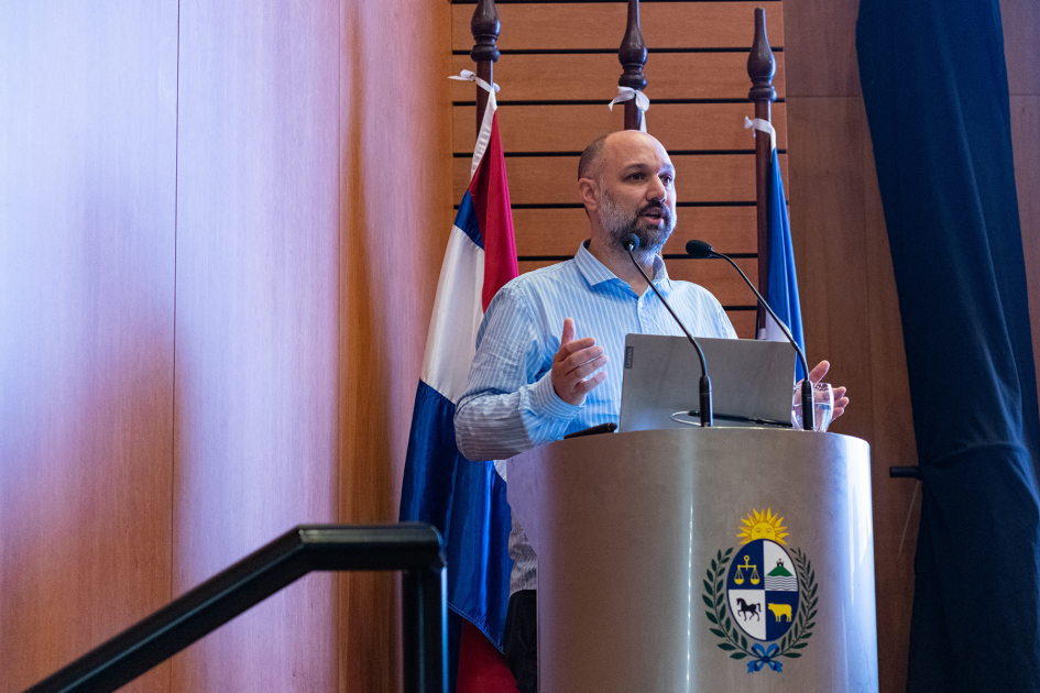 El director de discapacidad, Federico Lezama, se dirige al público detrás de un atril.