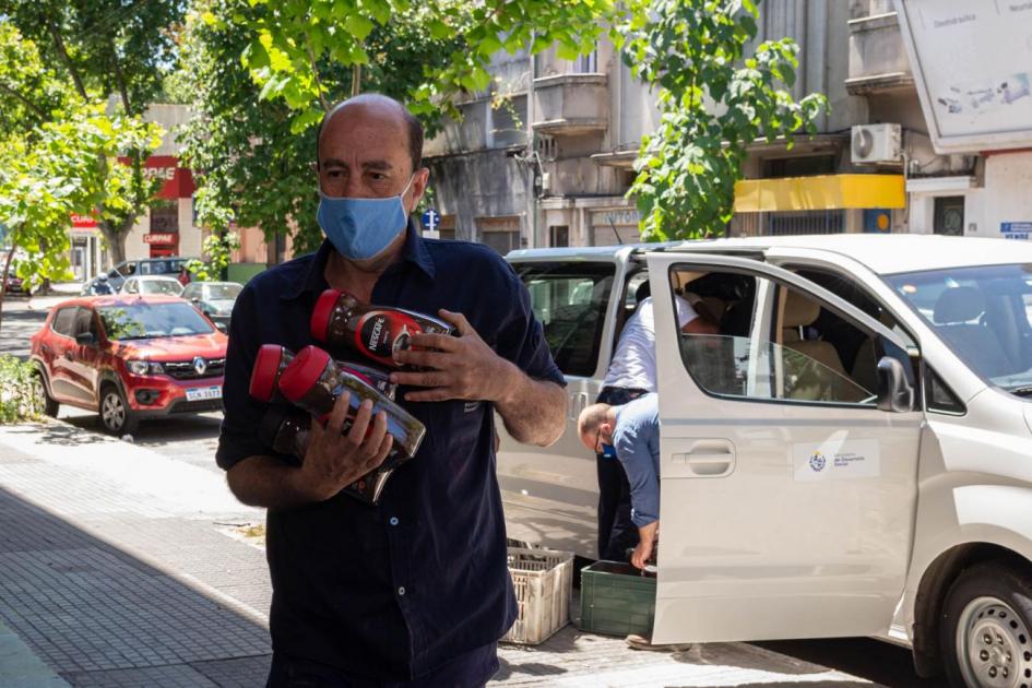 Donación de productos alimenticios al INR. Hombre descargando la donación.
