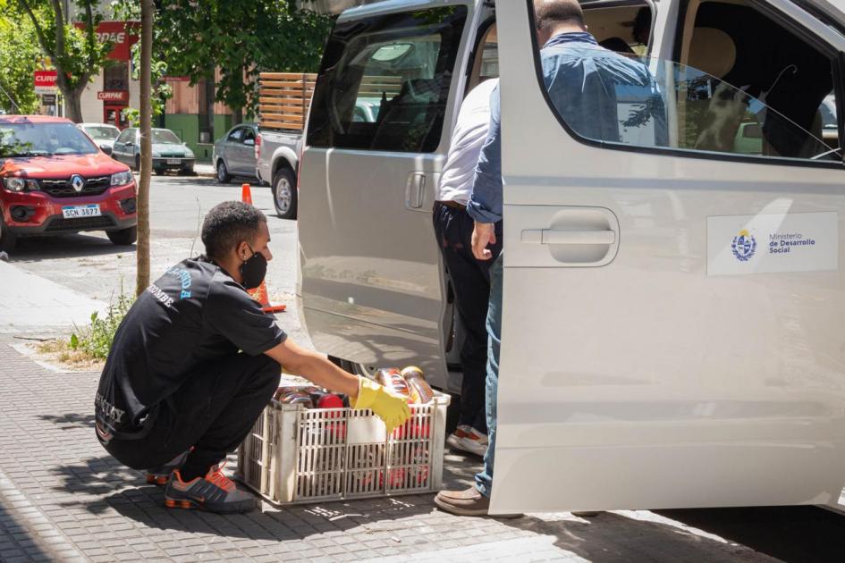 Donación de productos alimenticios al INR. Joven descargando los productos de una camioneta.