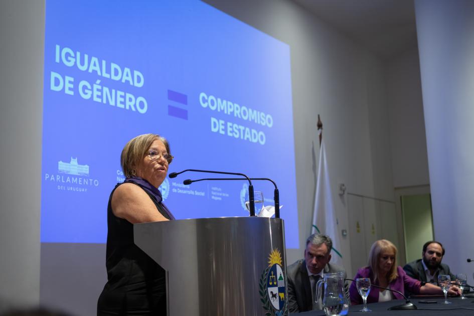 Mónica Xavier haciendo uso de la palabra Mónica Xavier haciendo uso de la palabra
