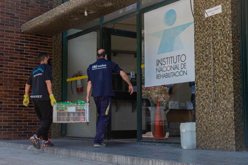 Dos hombres cargan parte de la donación.