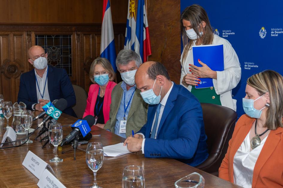 Ministro y autoridades durante la firma del convenio